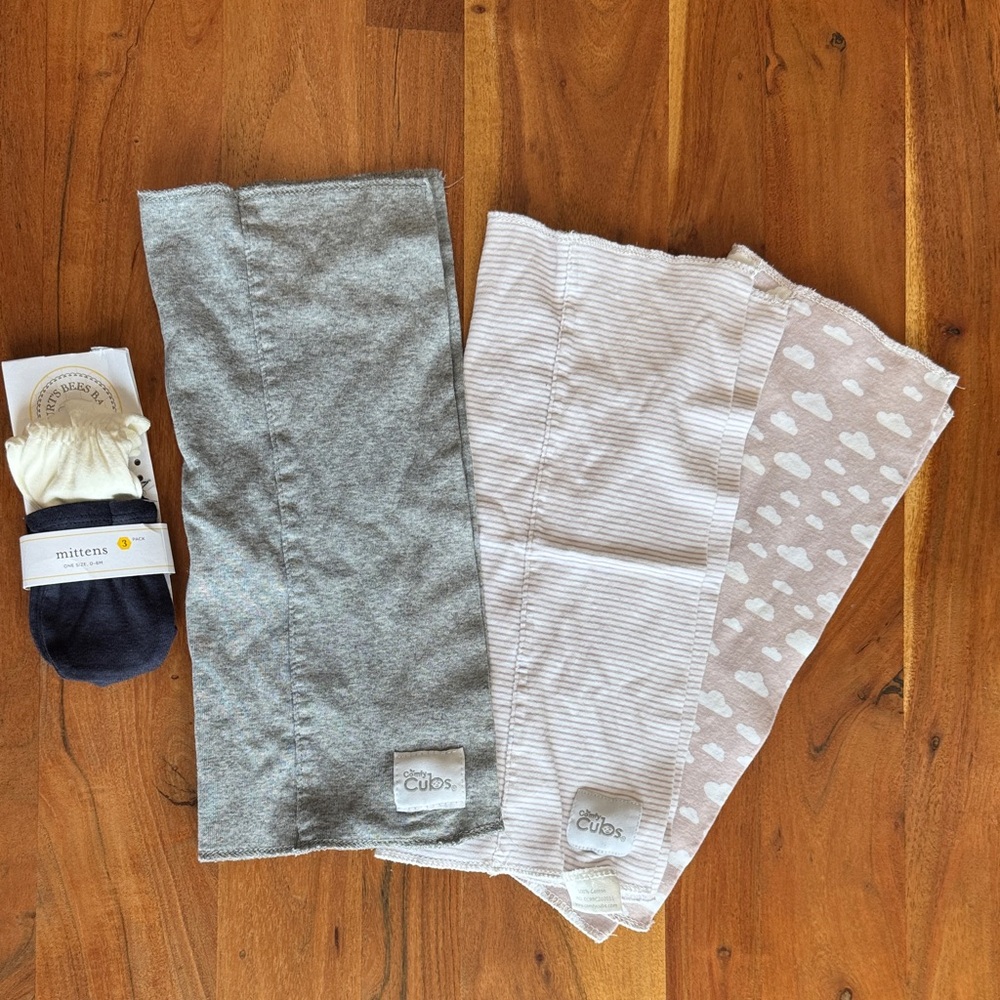 Baby Mittens and Burp Cloth‎ Set